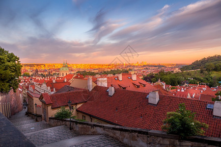 观光桥城市的来自布拉格城堡的景象日落的城市教科文组织纪念物捷克图片