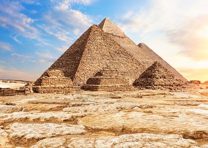 沙子和石头中的金字塔吉萨埃及沙子和石头中的金字塔埃及棕榈太阳图片