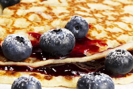 自然早餐薄煎饼上的蓝莓加果酱糖夹着蓝莓煎饼加果酱丰富多彩的图片