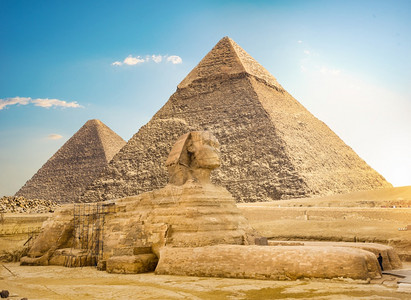 自然日落时在吉萨埃及大斯芬克和金字塔的大狮座和金字塔卡夫拉旅游图片