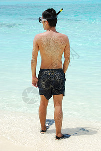 海景背部男人准备在热带岛屿上潜水了夏天图片