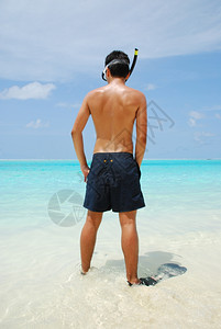 令人兴奋的海景成男准备在热带岛屿上潜水了图片