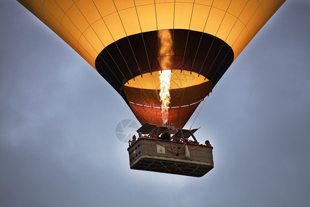 夏天娱乐气球在蓝的飞行从卡帕多西亚头顶的篮子看12058土耳其气球在蓝天的飞行土耳其颜色图片