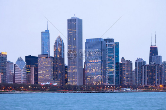 照片美国伊利诺州芝加哥市中心城夜间天际港口城市的图片
