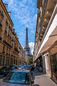 旅游夏天在巴黎的法兰西桑尼暑假日许多汽车和街道咖啡馆埃菲尔铁塔远在埃菲尔铁塔巴黎狭小街尽头天图片