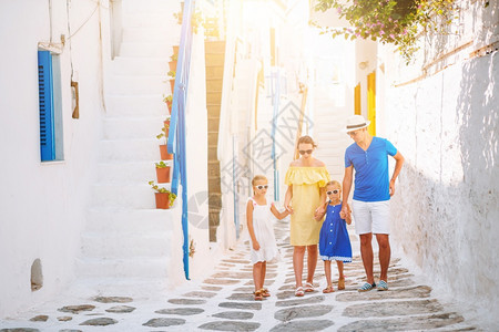 外部目的地米科诺斯岛Mykonos岛希腊小欧洲城市家庭假期父母和孩子在希腊小欧洲城市Mykonos岛Greek传统村街上图片