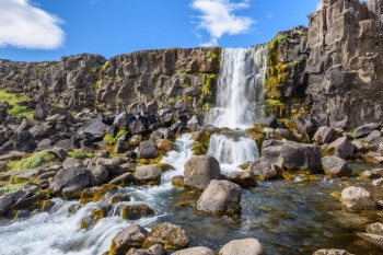 结石美丽的Oxararfos瀑布夏季冰岛廷韦利尔公园荒野金的图片