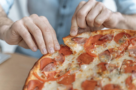 商业食物团体生意人午餐休息吃披萨的比快关门了图片