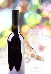 梅洛生活红葡萄酒杯瓶子和软塞彩色背景隔离红酒杯图片