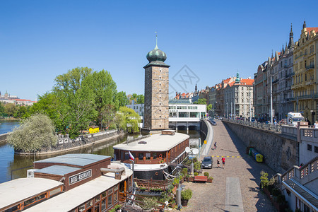 首都2019年4月5日在捷克布拉格市街头旅行照片上进背景赛跑的人和在街上旅游的餐馆客历史厅图片