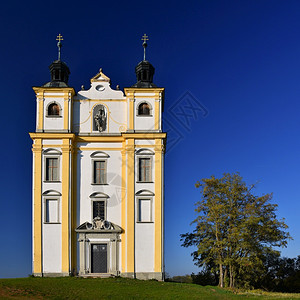 地区MoravskyKrumlov捷克南摩拉维亚圣弗洛里安教堂树城堡图片