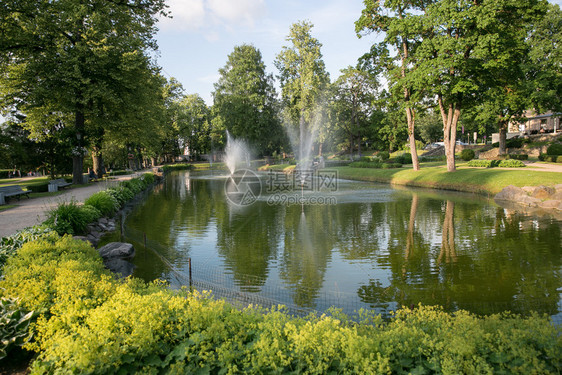 大约城市塞西拉脱维亚池塘在市公园里喷泉所有东西都在20619年左右开花绿灯堡垒切西斯图片