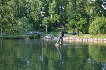 城市塞西拉脱维亚池塘在市公园里喷泉所有东西都在20619年左右开花绿灯湖拉脱维亚语利沃尼图片