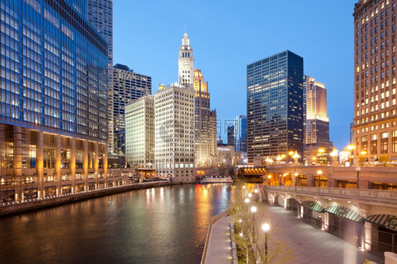 国际的美伊利诺州芝加哥河道和市区办公楼的景象地点论坛美国人图片