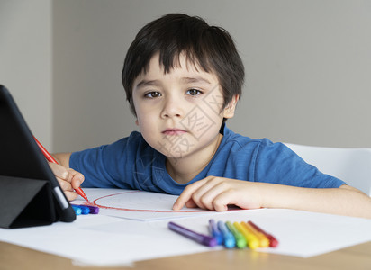 数字的新冠支持Kid使用纸上红彩虹Child使用数字平板在互联网上搜索关于彩颜色的信息留在家中社交媒体宣传冠状预防概念图片