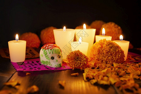 全部墨西哥纪念死者节的祭坛上通常使用的糖头盖骨蜡烛Cempasuchil鲜花或Marigold和PapelPicado装饰盛开卡图片