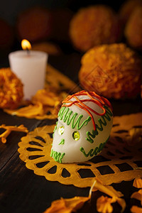 墨西哥纪念死者节的祭坛上通常使用的糖头盖骨蜡烛Cempasuchil花或Marigold和PapelPicado装饰阿兹台克人供图片