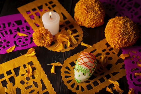 花瓣墨西哥纪念死者节的祭坛上通常使用的糖头盖骨蜡烛Cempasuchil花或Marigold和PapelPicado装饰万寿菊死图片