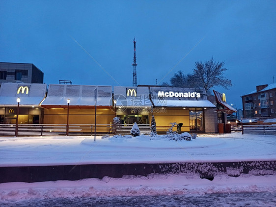 麦克午餐早McDonaldrsquos家庭餐厅在雪冬期间的标志图片