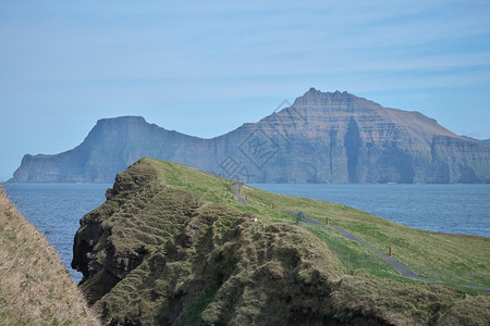 令人惊叹的环绕在法罗群岛高悬崖光辉景象包围下位于Eysturoy岛前方的多数北部村庄Gjogv附近充满大海的峡谷横向风景图像北方图片