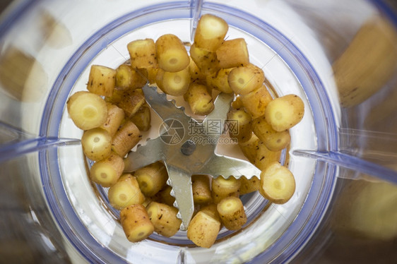 电动设备果汁润滑剂成分和搅拌机食品最佳烹饪药用泰国食物反Covid19提取天然药用植物概念的清新切片草药圆形大厅图片