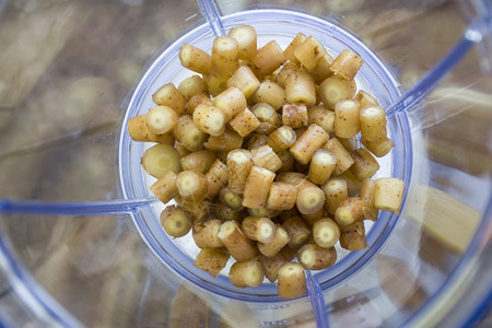 电动设备果汁润滑剂成分和搅拌机食品最佳烹饪药用泰国食物反Covid19提取天然药用植物概念的清新切片花园草本茶点图片