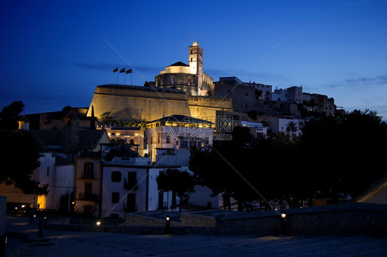 伊维萨岛水平的城市景观伊比萨中世纪堡垒DaltVila在西班牙夜间照亮图片