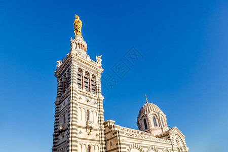 大教堂法国马赛Gardde圣母玛丹娜将小放在法国马赛的NotreDamedelaGarde之顶上的金雕像灵图片