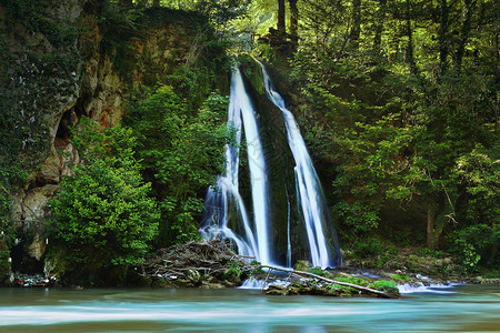 荒野雄伟惊人的罗马尼亚Apuseni山VaduCrissului美丽的瀑布图片