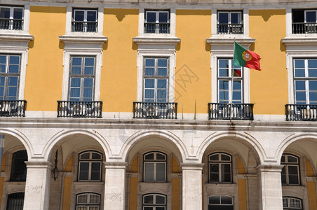 历史的地标葡萄牙里斯本商业广场周围黄楼挂着葡萄牙的黄色帜葡京图片