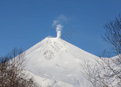 爆发卡姆恰特半岛冬季火山和卡姆恰特半岛活火山温季和阿瓦钦斯卡索普爆炸骨灰图片