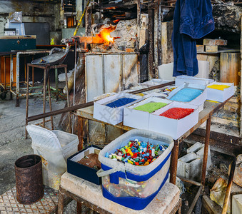 炉吹艺术家意大利威尼斯附近的环礁穆拉诺岛用于生产玻璃的沙子图片