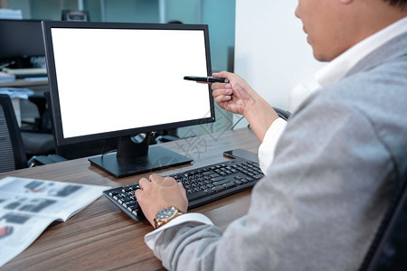 随意的自由职业者使用笔指向办公室企业和技术工作场所的计算机屏幕概念并用笔指向办公室商业和技术工作场所的电脑屏幕校对Portnoy图片