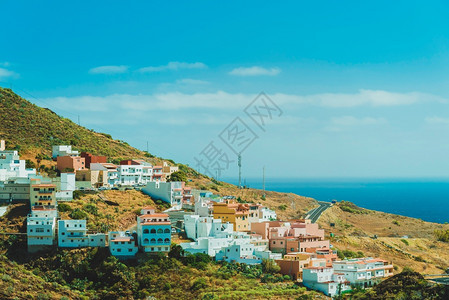 建造白色的特内里费岛山丘上的圣安德烈斯村白色建筑蓝天和海洋背景空图片