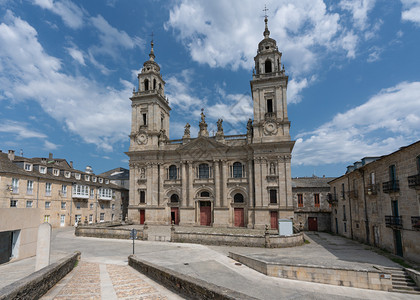 旅行卢戈大教堂全景图象在西班牙加利亚的圣地哥卡米诺一带景点游客图片