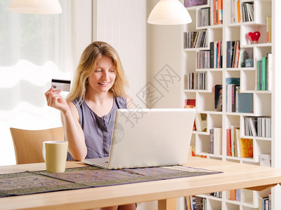 电脑成人现代的一张美丽年轻女在线购物照片并用信卡支付息是虚伪的注InfoFinlandunorg图片