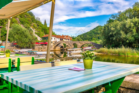 黑山老的Crnojevica河边的当地咖啡厅桌在老桥和旧船上看风景Crnojevica河边的黑山餐桌欧罗巴图片