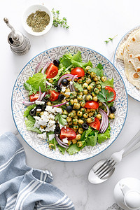 白色的莴苣地中海希腊沙拉和芝皮配有新鲜蔬菜和乳酪自然图片