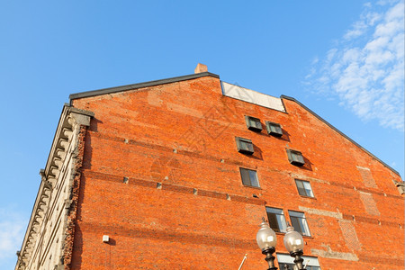 垃圾摇滚砖砌红墙玻璃窗遮挡明亮的蓝色夏日天空马萨诸塞州图片