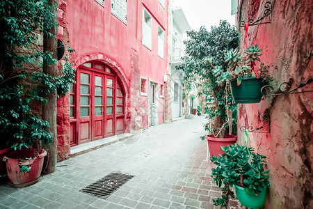 房屋希腊克里特岛Sunny晨间奇异的狭小大众目地街道传统建筑和地中海城市的颜色浪漫度假和暑的地方在希腊Crete岛Sunny早晨图片