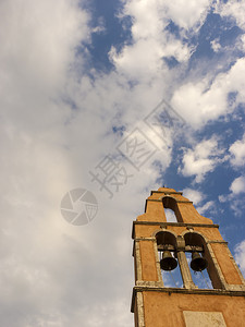 古老的科孚佩里西亚一座东正教堂的钟楼老佩里西亚是科孚岛北侧一座鬼村位于科孚老佩里西亚一座东正教堂的钟楼会天空图片