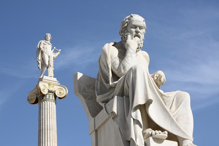 大学老师手希腊苏格拉底古代哲学家和阿波罗太阳神医学和艺术在希腊雅典学院前的新古雕像图片