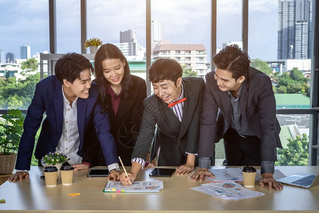 有不同别的Asian商业界人士组成的亚洲集团男女双变者和跨别公司工人集团中包括Asian商业界人士和办公室会议支助男数据老板图片