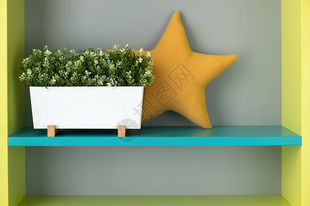 白色的家具星内地背景复制空间规划机装有植物枕头在架子上以橙色恒星形式呈现的橙色星形衣柜中绿色蓝颜儿童柯克游戏室Childrquo图片