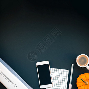 女办公桌工作空间的顶端视野平板白色立体蓝牙音屏和智能手机用于音乐监听和咖啡杯黑背景模板上有复制空间供博客社交媒体使用笔记本为了平图片