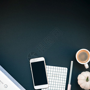 生活办公室女桌工作空间的顶端视野平板白色立体蓝牙音屏和智能手机用于音乐监听和咖啡杯黑背景模板上有复制空间供博客社交媒体使用灵感图片