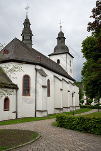 前往德国施马伦贝格Sauerland村Oberkirchen教区堂会小路外部的图片