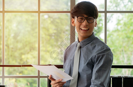 文书工作年轻的亚洲商人在看到年度销售报告定稿后欢欣快乐并庆祝工作场所的成功新创业者概念成功新创业者概念于203年7月14日在线的图片
