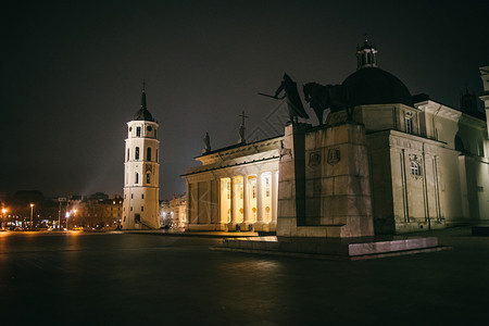 旅行著名的老冬季之夜维尔纽斯大教堂广场立陶宛著名和重要地标的一号图片