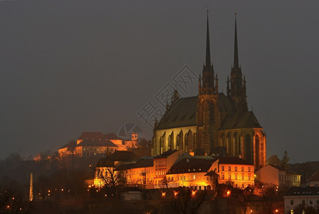 景观塔中央夜间摄影Petrov布尔诺市的圣彼得斯和保罗教堂城市古老建筑中欧图片